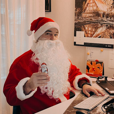 Bild vergrößern: Sven Buick, Head of Sales und Partnermanager verkleidet als Nikolaus am Arbeitsplatz