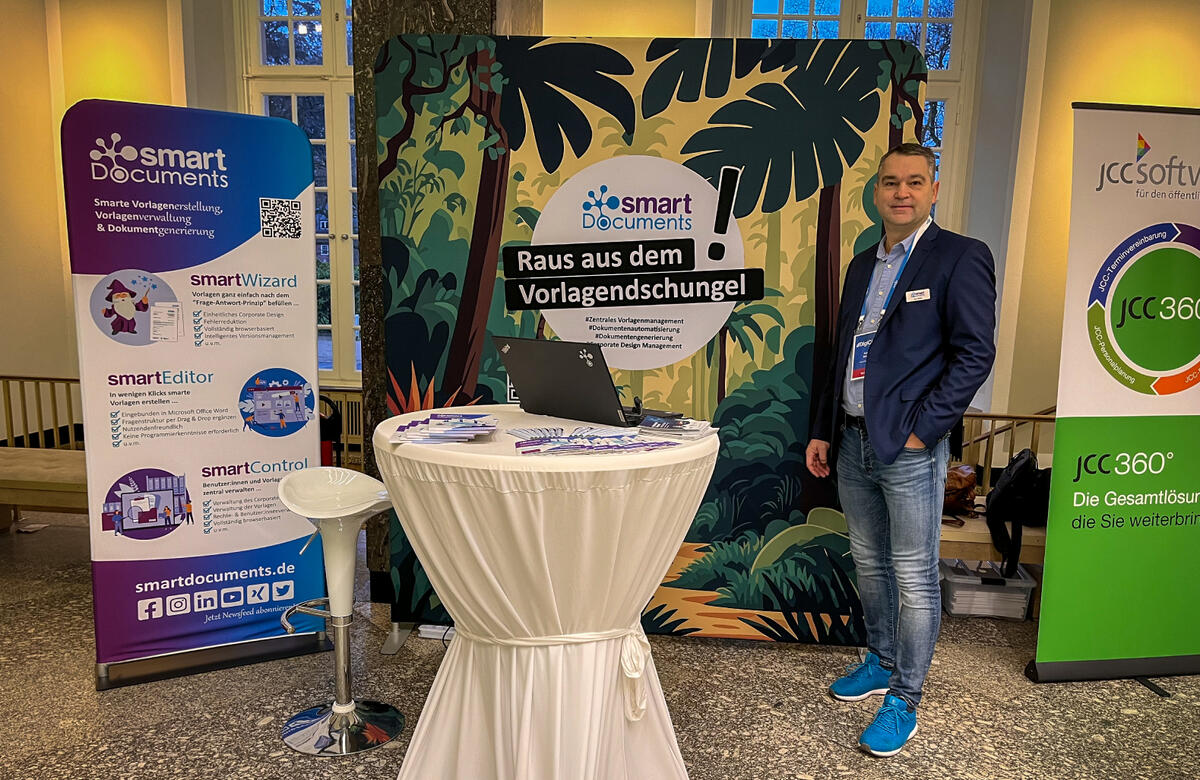 Fotoaufnahme: Sven Buick, Head of Sales & Partnermanager SmartDocuments Deutschland GmbH vor dem Messestand.