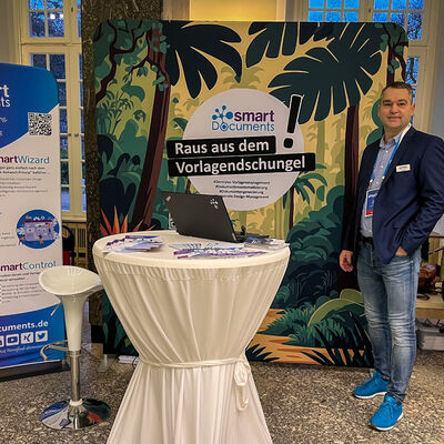 Bild vergr&ouml;&szlig;ern: Fotoaufnahme: Sven Buick, Head of Sales & Partnermanager SmartDocuments Deutschland GmbH vor dem Messestand.