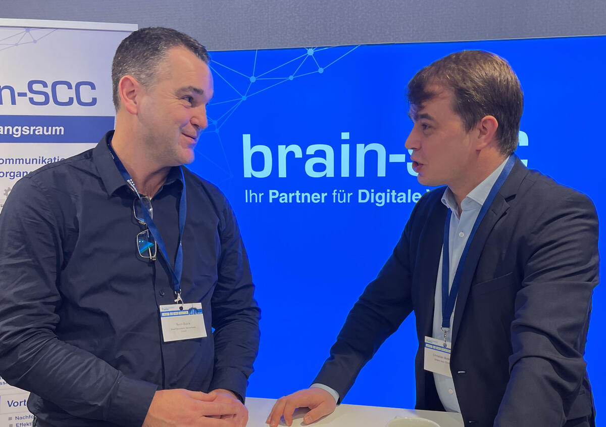 Foto: Sven Buick (links) im Gespräch mit Christian Butzkies, Brain SCC