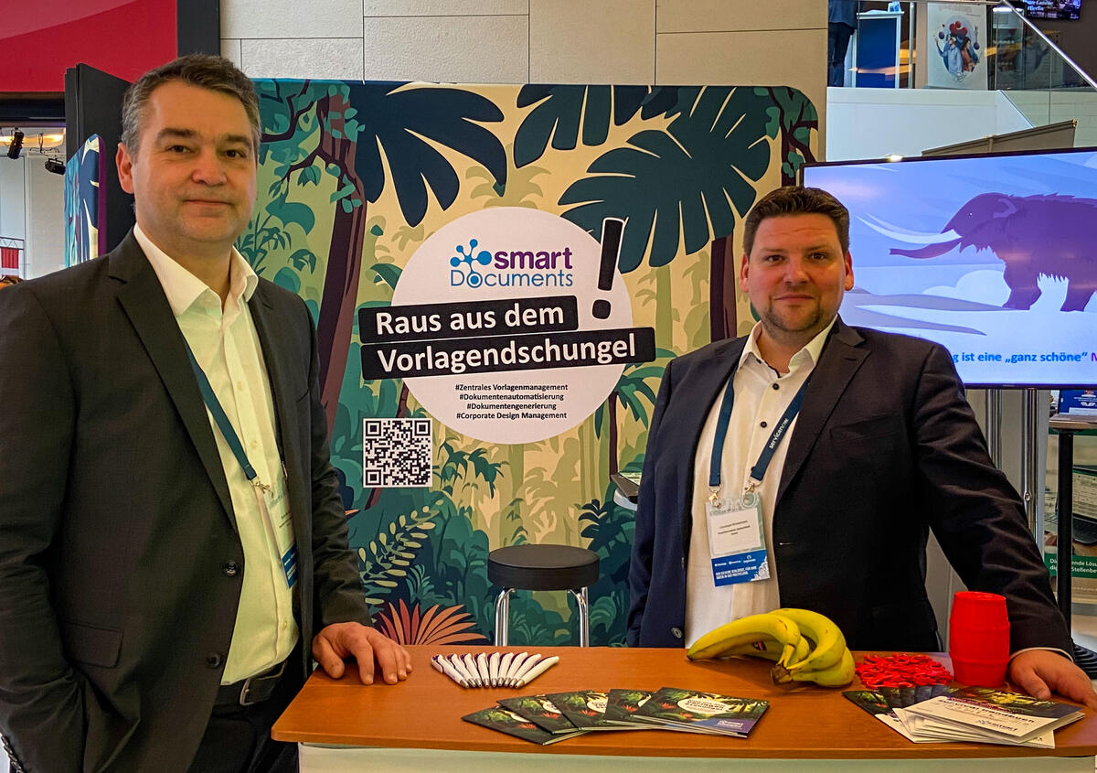 Foto Digitaler Staat 2024 - Sven Buick (links) und Christoph Winkelmann (rechts) am SmartDocuments-Stand