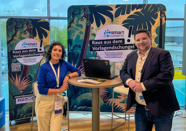Bild vergrößern: Seenakshi Dauwan (links) und Christoph Winkelmann (rechts) am SmartDocuments-Stand im Rahmen der LÄMMERZAHL Anwendertagung.