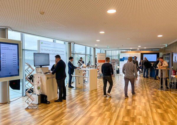 Bild vergrößern: Impressionen LÄMMERZAHL Anwendertagung Begleitausstellung.