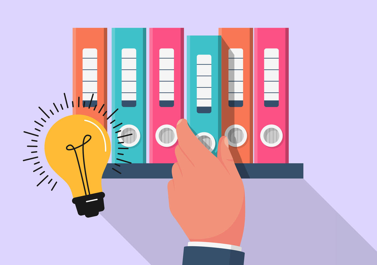 Vektorgrafik Hand, die Ordner aus dem Regal nimmt und dem Text: Tipps & Tricks: So hinterlegen Sie alternative Dateinamen im Rahmen der Dokumentengenerierung ... 