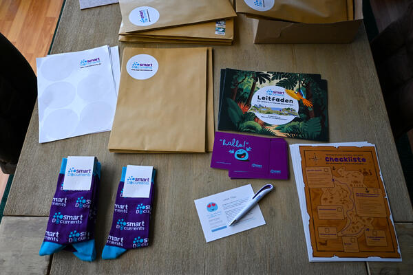 Foto: Tisch auf dem SmartDocuments-Neukunden-Willkommenspaket gepackt wird
