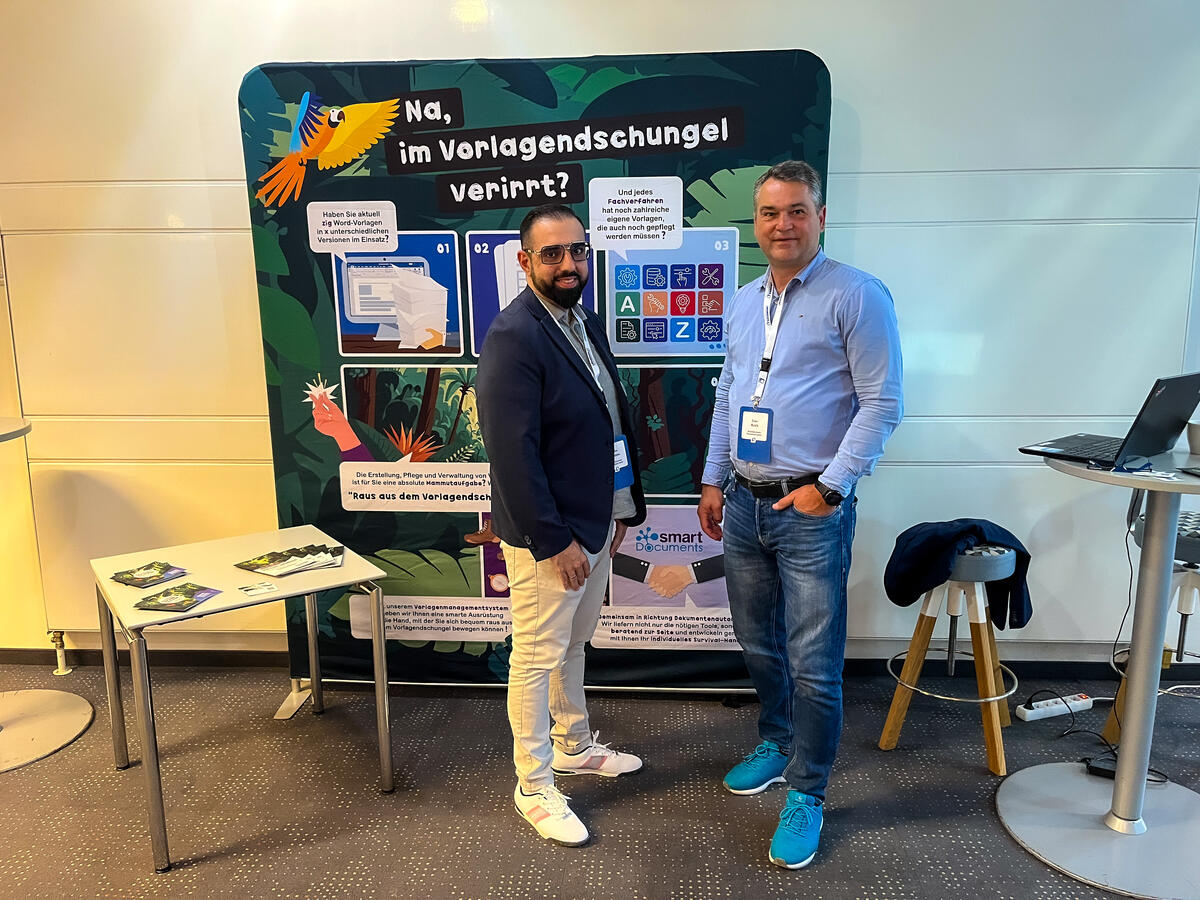Impressionen LÄMMERZAHL-Anwendertagung Potsdam 2025. Aydin Nikhoo und Sven Buick am SmartDocuments-Stand