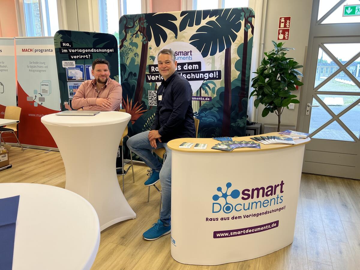 Christoph Winkelmann und Sven Buick am SmartDocuments-Stand im Rahmen des ITV.SH Forum 2025 in Neumünster