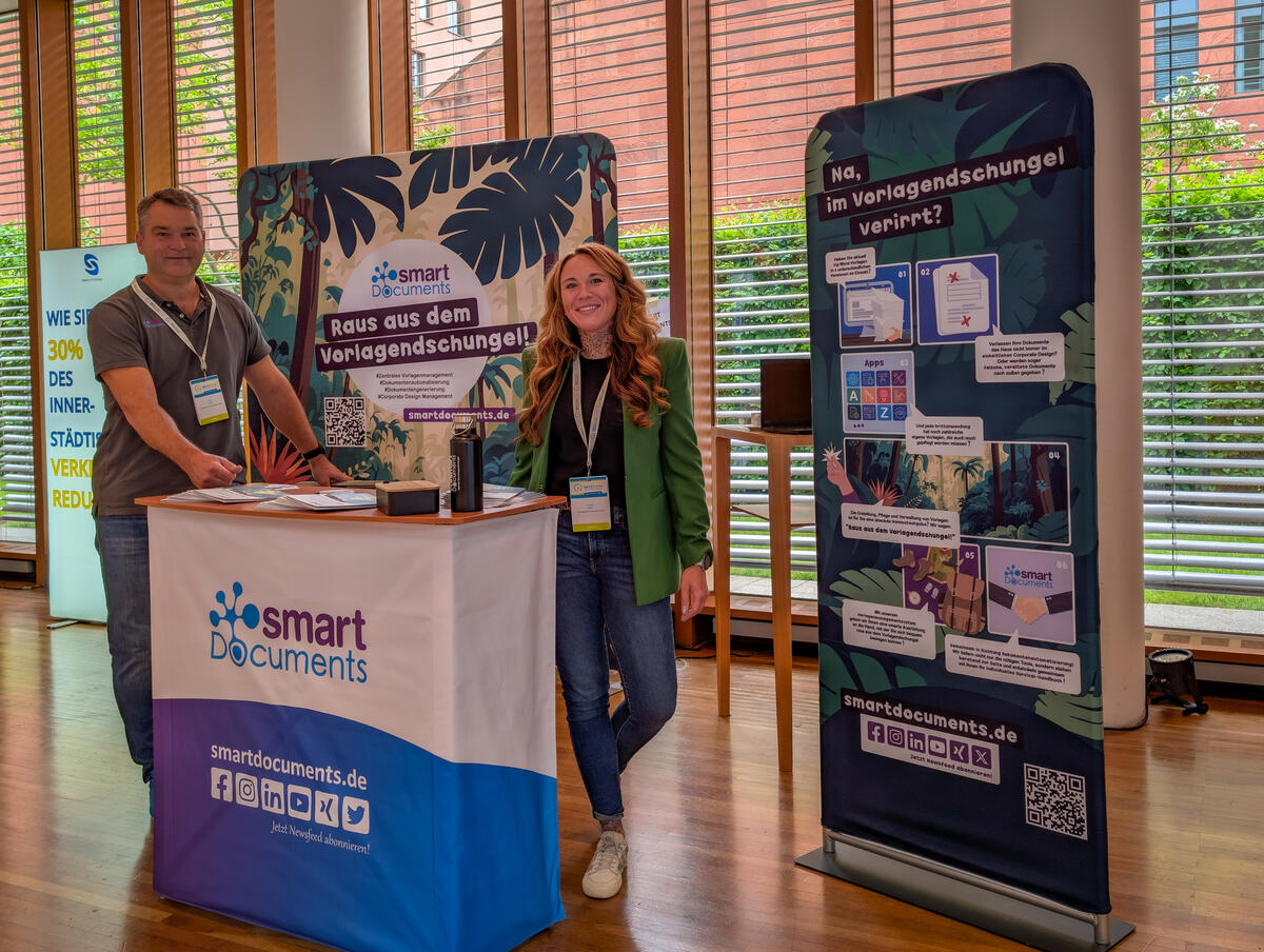 Foto: Sven Buick und Juliane Buch am SmartDocuments-Stand