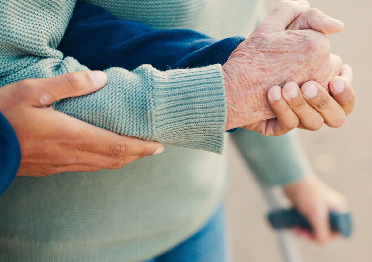 Foto: Pflegekraft h&auml;lt Seniorin