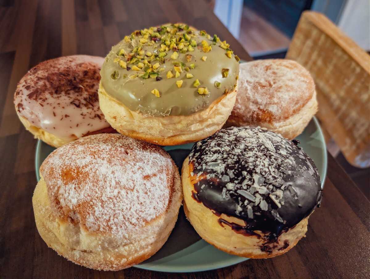Foto: Teller mit "Berliner" / Krapfen