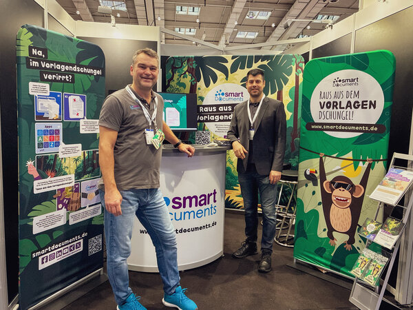 Sven Buick und Ivan Tolic am SmartDocuments- Messestand auf der Pro Care 2026
