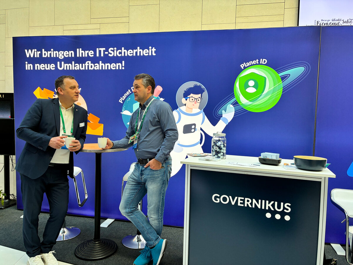 Sven Buick im Gespr&auml;ch mit H&uuml;rgen D&ouml;mel am Governikus Stand