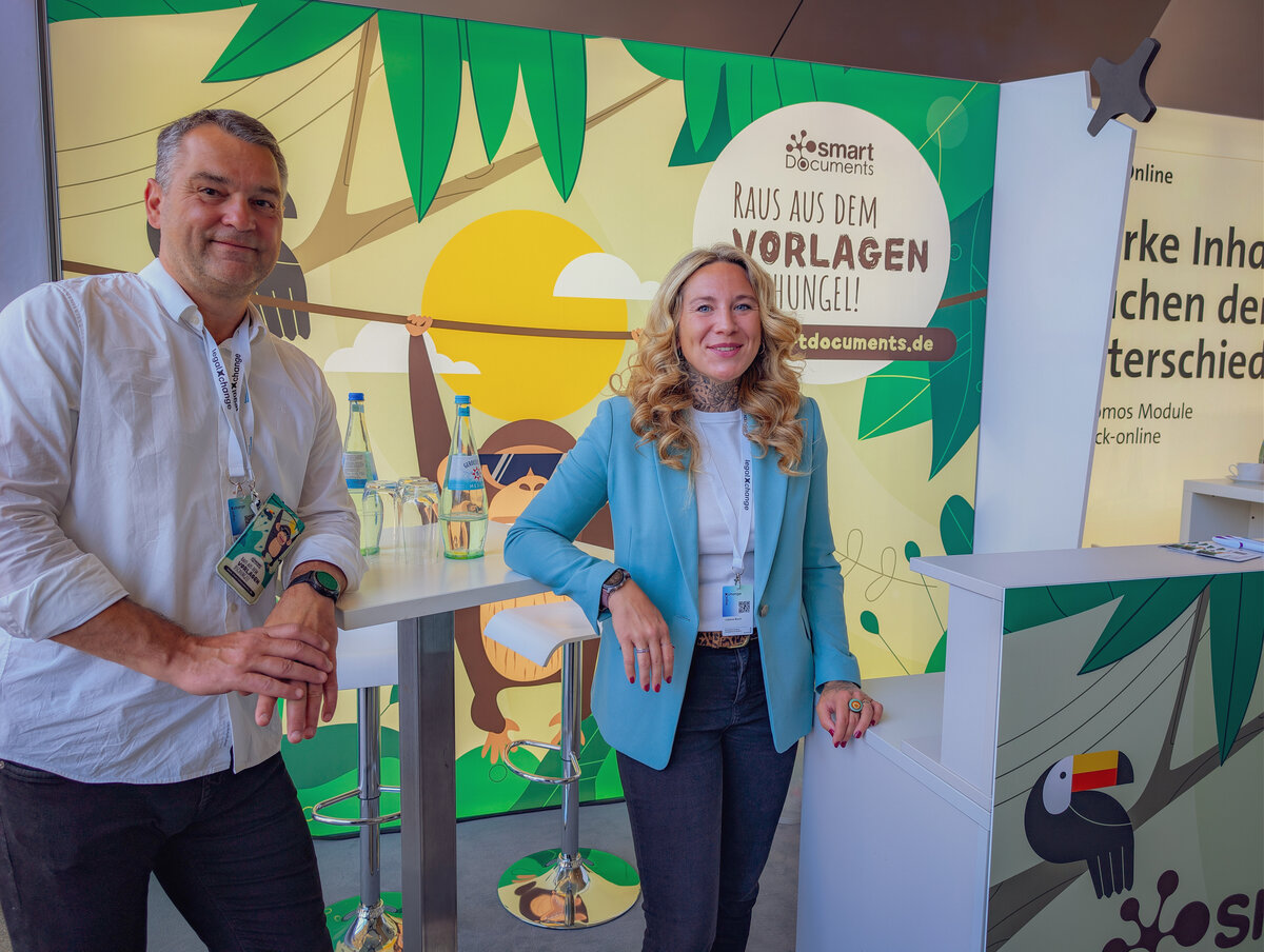 Sven Buick und Juliane Buch am SmartDocuments-Messestand im Rahmen der legalxchange 2026 in M&uuml;nchen