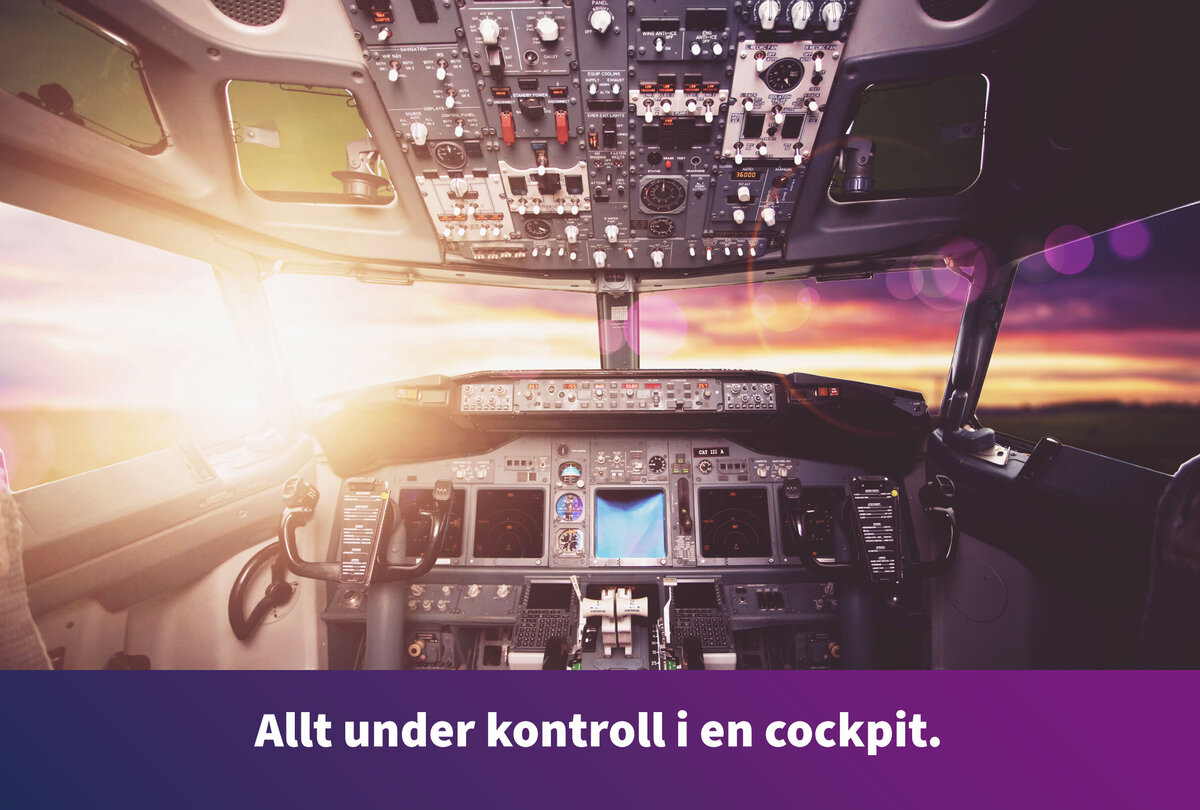 Vy fr&aring;n cockpit p&aring; ett passagerarflygplan med ett stort antal instrument och kontrollpaneler. En solnedg&aring;ng syns genom vindrutan och kastar ett varmt sken &ouml;ver cockpitmilj&ouml;n. L&auml;ngs bildens nederkant st&aring;r texten: "Full kontroll i en och samma kontrollpanel."