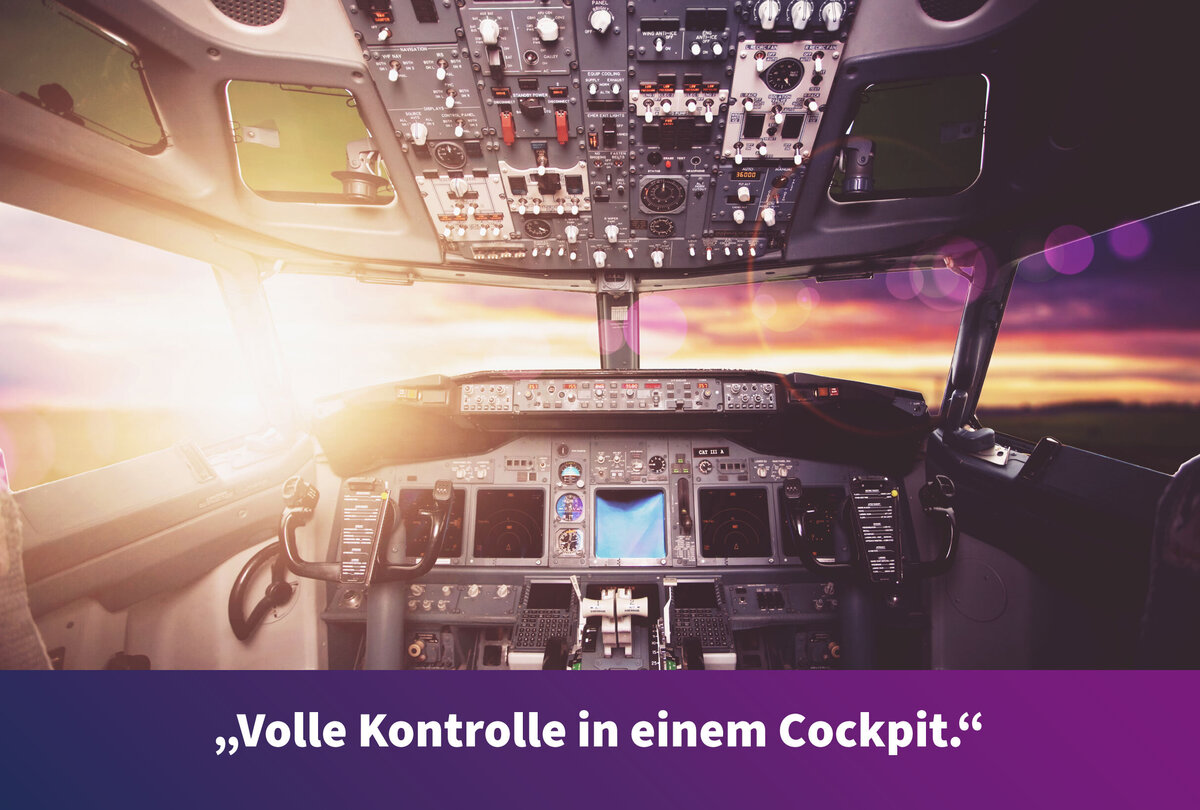 Blick aus dem Cockpit eines Verkehrsflugzeugs mit zahlreichen Instrumenten und Bedienelementen. Durch die Frontscheibe ist ein Sonnenuntergang sichtbar. Am unteren Bildrand steht der Text: &raquo;Volle Kontrolle in einem Cockpit.&laquo;
