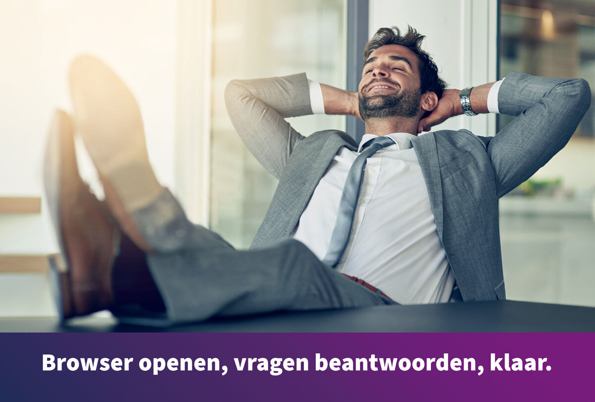 Een persoon in zakelijke kleding zit aan een bureau op kantoor met de voeten ontspannen op het bureau, wat een zelfverzekerde en ontspannen houding uitstraalt. Langs de onderrand van de afbeelding staat de tekst: &laquo;Open het tabblad, beantwoord de vragen, klaar!&raquo;