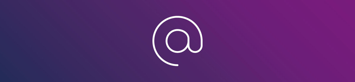 Symbol f&uuml;r E-Mail-Kontakt: Stilisiertes @-Zeichen auf violettem Farbverlauf.