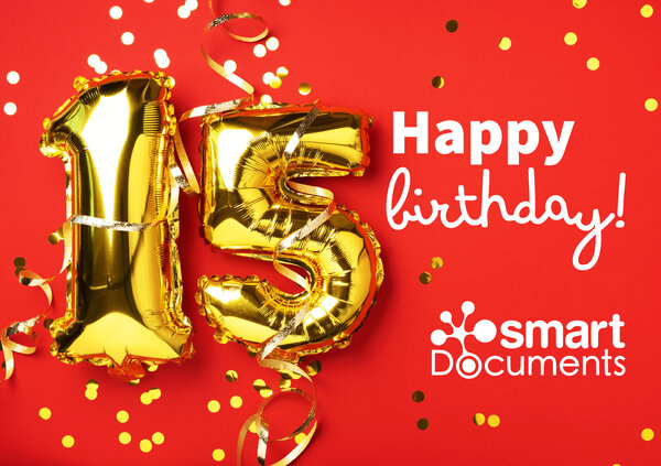 Grafik zum 15-j&auml;hrigen Jubil&auml;um von SmartDocuments: Goldene Folienballons in Form der Zahl &raquo;15&laquo; liegen auf rotem Hintergrund, umgeben von goldenen Konfettipunkten und dekorativen Goldb&auml;ndern. Rechts steht in wei&szlig;er Schrift &raquo;Happy birthday!&laquo;, darunter das SmartDocuments-Logo.