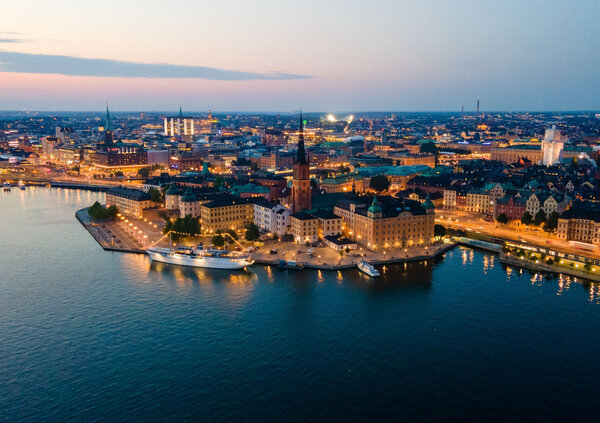 Flygvy &ouml;ver Stockholm, Sverige under en vacker sommarkv&auml;ll.