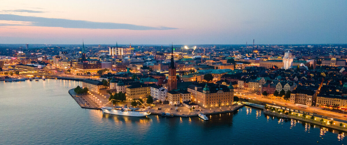 Flygvy &ouml;ver Stockholm, Sverige under en vacker sommarkv&auml;ll.