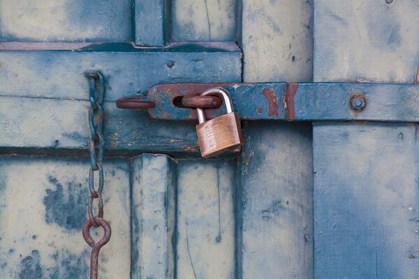 Foto einer blauen verriegelten Tür.