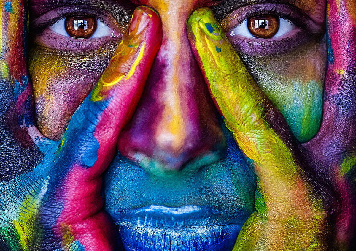 Foto eines Gesichts mit bunter Farbe als Assoziation f&uuml;r neuen Anstrich.