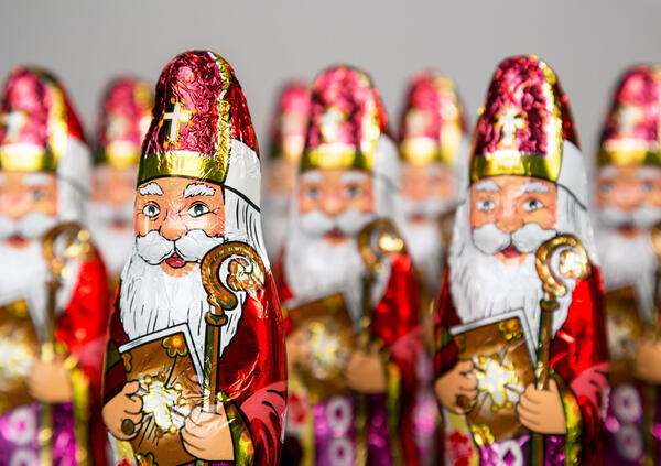 Nahaufnahme von Sinterklaas. St. Nikolaus-Schokoladenfigur niederländischem Charakter