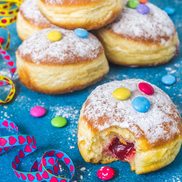 Fotografie von Karnevalskrapfen mit Luftschlangen und Smarties