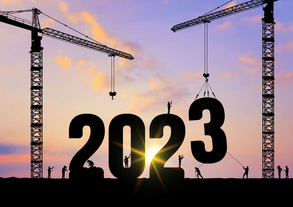 Silhouette 2023 mit Baugerüst