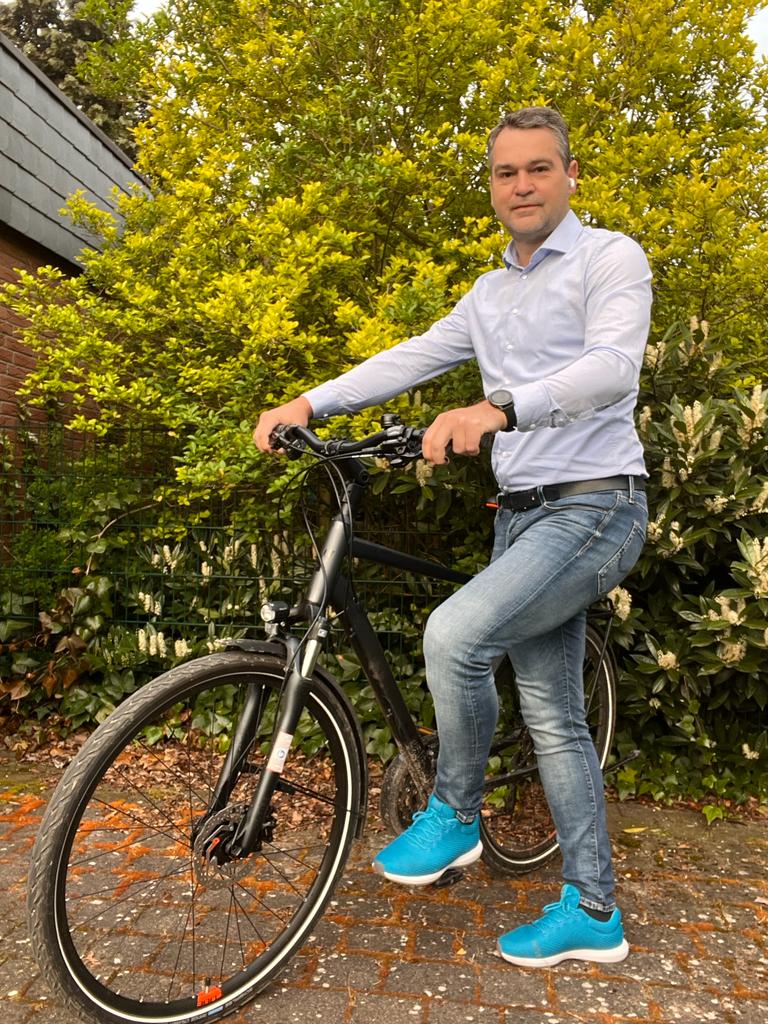 Sven Buick mit dem Fahrrad auf dem Weg zur MEMO-Tagung