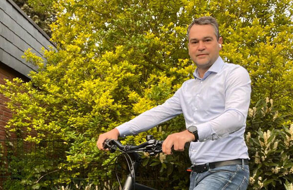 Sven Buick mit dem Fahrrad auf dem Weg zur MEMO-Tagung