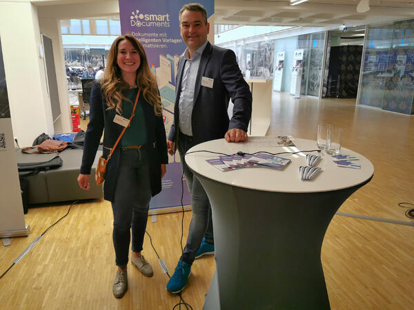 Bild vergrößern: SmartDocuments mit Stand auf dem Form-Solutions eGovForum: links Juliane Buch, rechts Sven Buick