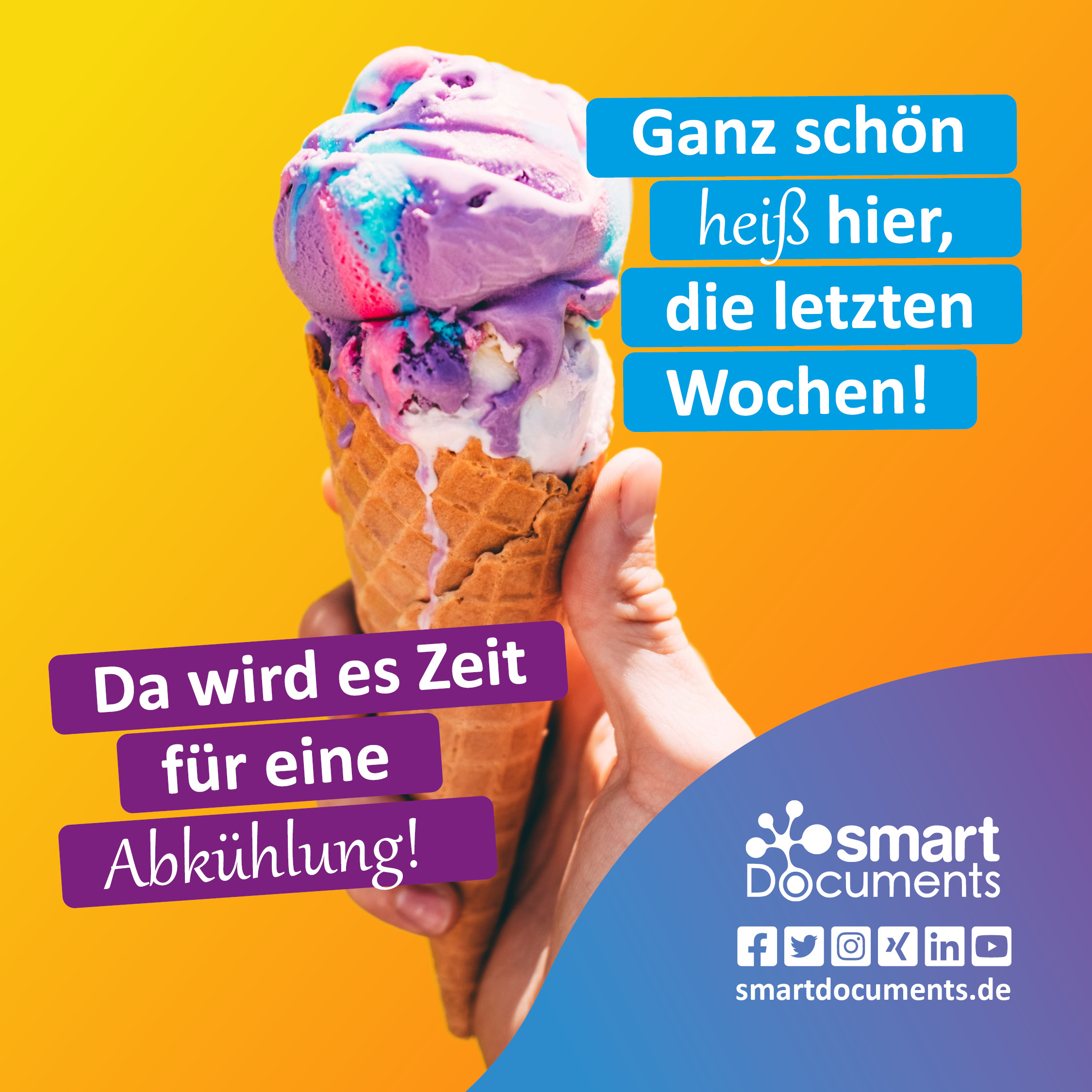 Foto: Hand mit Eiswaffeln und buntem Eis.