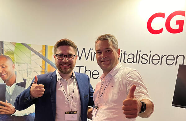 Sven Buick, Head of Sales & Partnermanager SmartDocuments Deutschland GmbH (rechts) mit Dennis Latt, Senior Consultant CGI (links) am Stand der CGI.