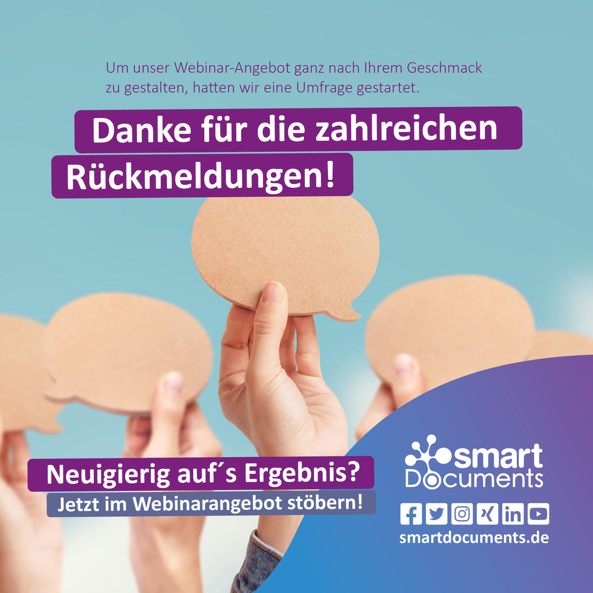 Fotografie H&auml;nde, die Sprechblasen aus Papier in der Hand halten. Text auf dem Bild "Um unser Webinarangebot ganz nach Ihrem Geschmack zu gestalten, hatten wir eine Umfrage gestartet. Danke f&uuml;r die zahlreichen R&uuml;ckmeldungen! Neugierig auf's Ergebnis? Jetzt im Webinarangebot st&ouml;bern!