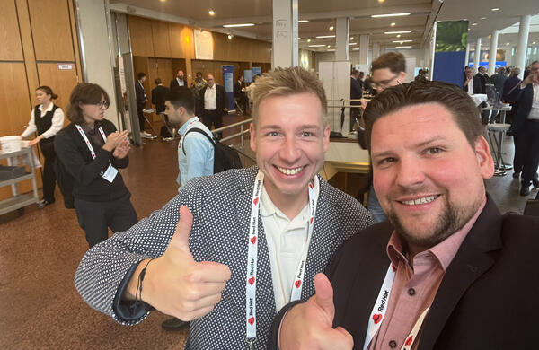 Christoph Winkelmann mit Maik Osterholt (JCC Software) auf dem Fachkongress e-NRW.