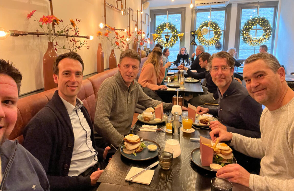 Fotoaufnahme beim Essen im Restaurant. Teilnehmer des International Sales-Meetings in Deventer. Von links: Christoph Winkelmann, Steafan McLaverty, Jan van den Bosch, Björn Tempelmann und Sven Buick.